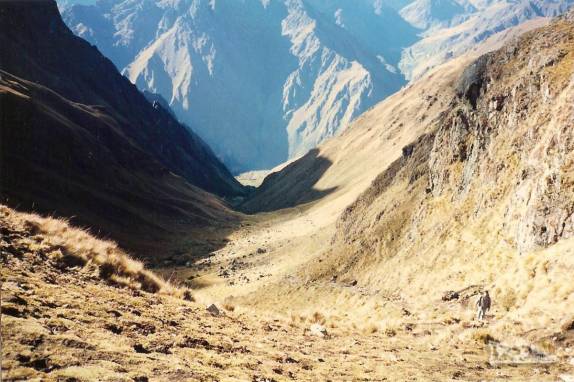 Todo o esforço para vencer os metros finais para se chegar aos 4.200 metros de altitude do 1o Paso, o ponto mais alto do caminho inca até Machu Picchu, no Peru (foto de Julho de 1990)